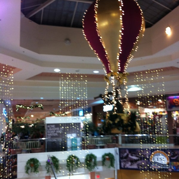Снимок сделан в The Mall at Johnson City пользователем Jeff P. 12/26/2012