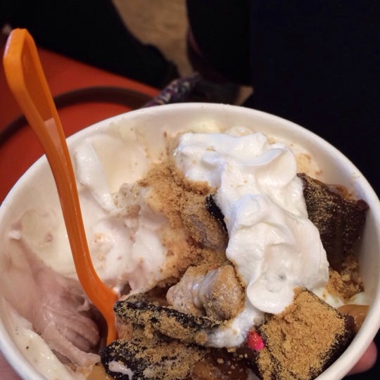 Photo taken at Orange Leaf Frozen Yogurt by Marissa . on 3/11/2014