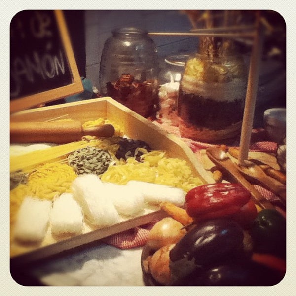 12/9/2012 tarihinde Jonathan J.ziyaretçi tarafından Restaurant Santerra'de çekilen fotoğraf