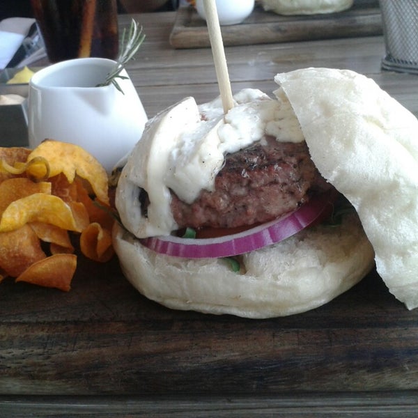 Photo taken at Camden Town Burgers by Víctor G. on 6/6/2013