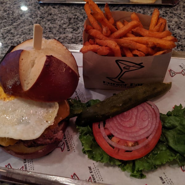 Das Foto wurde bei Burger Bar von Jennifer P. am 10/26/2019 aufgenommen