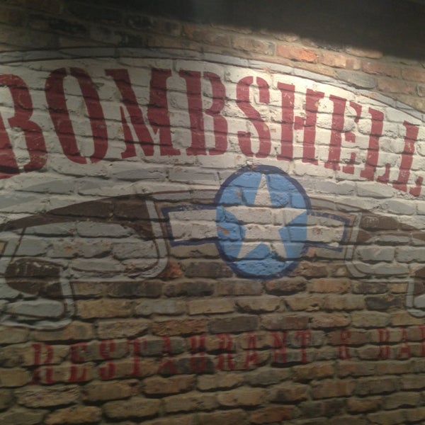 Das Foto wurde bei Bombshells Restaurant &amp; Bar von Brian H. am 1/23/2013 aufgenommen