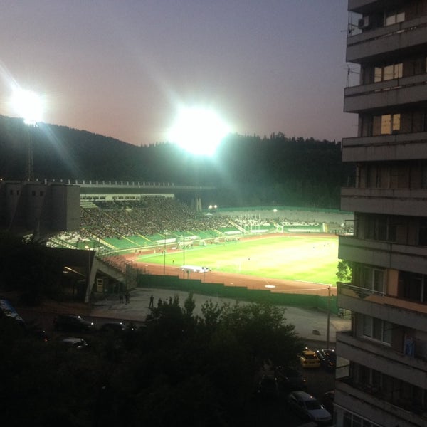 Das Foto wurde bei Стадион Берое (Beroe Stadium) von Lora F. am 7/20/2014 aufgenommen