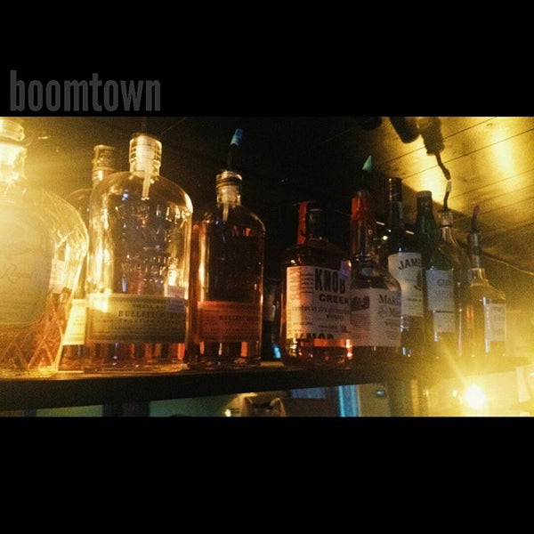 Foto tirada no(a) Boomtown Tavern por Hector S. em 6/30/2015