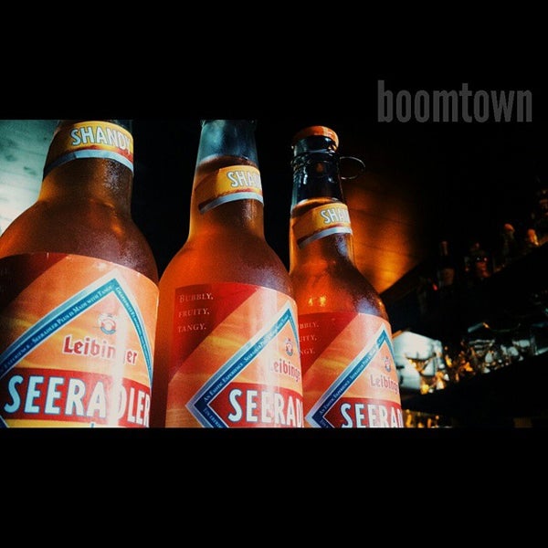 Foto tirada no(a) Boomtown Tavern por Hector S. em 6/19/2015