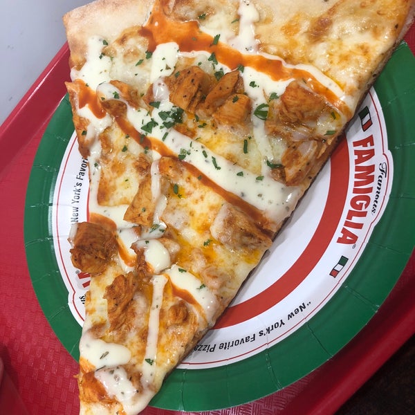 Great regular NY style plain pizza. Solid buffalo chicken slice as well.