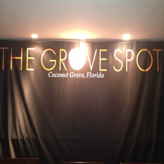 Foto tirada no(a) The Grove Spot por Maureen A. em 10/16/2012