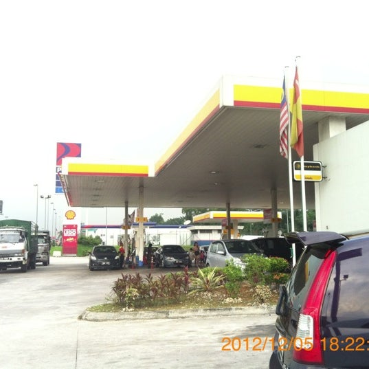 Photo taken at Shell by 興成 丘. on 12/5/2012