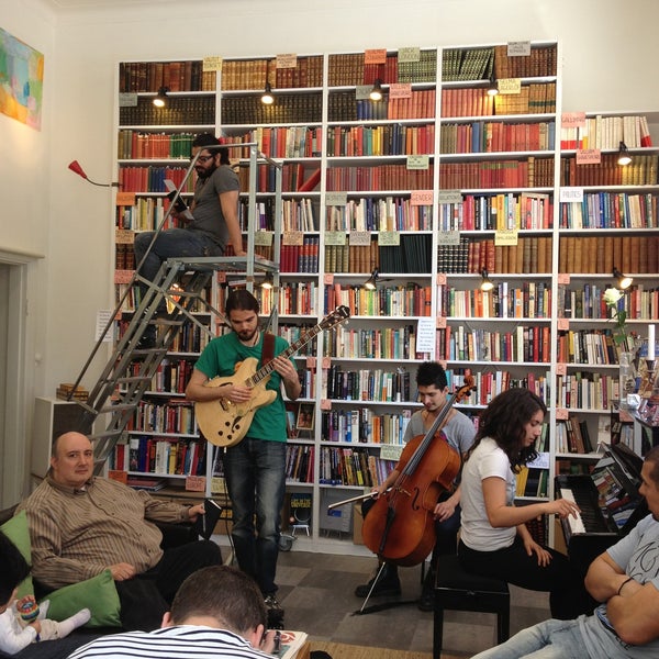 Foto scattata a Arkadia International Bookshop da Irina il 5/11/2013