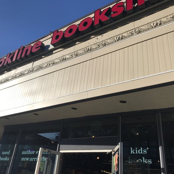 Foto scattata a Brookline Booksmith da Joel G. il 5/6/2019