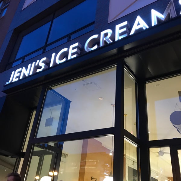 รูปภาพถ่ายที่ Jeni&#39;s Splendid Ice Creams โดย Joel G. เมื่อ 6/22/2019