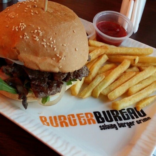 8/17/2014 tarihinde Wafa A.ziyaretçi tarafından Burger Bureau'de çekilen fotoğraf