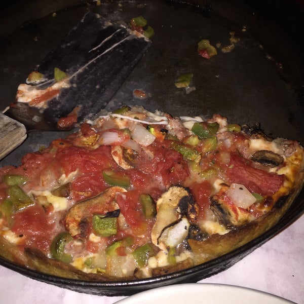 Foto diambil di Pizano&#39;s Pizza &amp; Pasta oleh Jack S. pada 8/14/2015