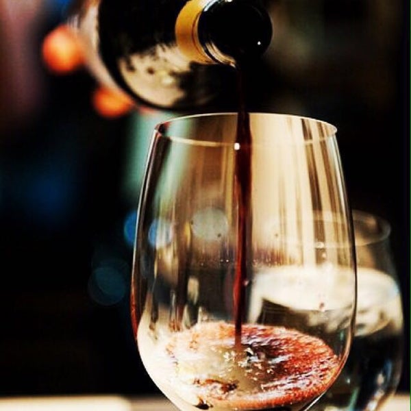 Невозможно представить итальянский стол без хорошего вина. В ресторане #lataverna вы можете угоститься прекрасным итальянским вином.