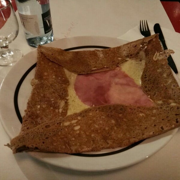 Foto diambil di Crêperie Bretonne Annaick oleh Xavier a. pada 6/18/2016