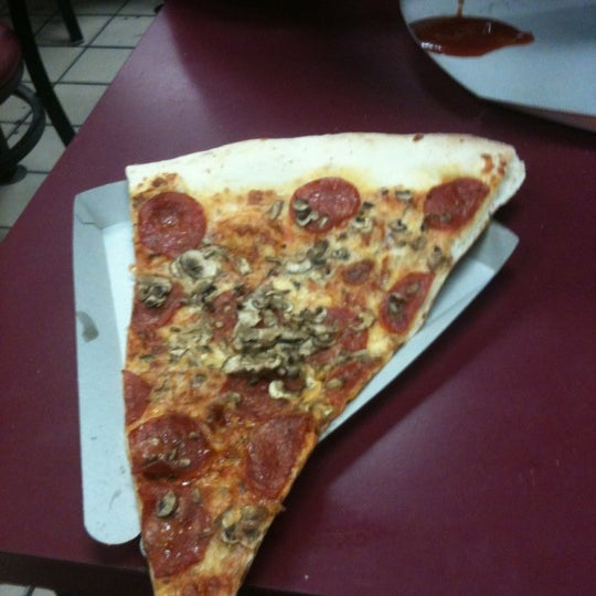 11/1/2012 tarihinde Geoff F.ziyaretçi tarafından Big Slice Pizza'de çekilen fotoğraf