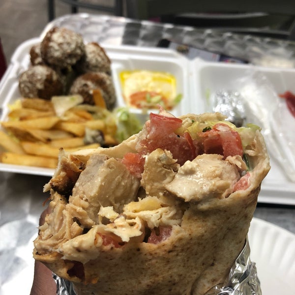 Foto tirada no(a) Boston Shawarma por Sandeep A. em 11/19/2018