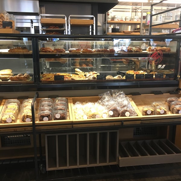 Foto tirada no(a) Bread Bakery &amp; Deli por Aris K. em 9/29/2018