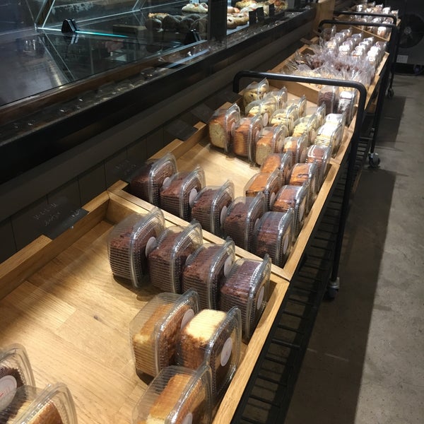 Foto tirada no(a) Bread Bakery &amp; Deli por Aris K. em 10/4/2018