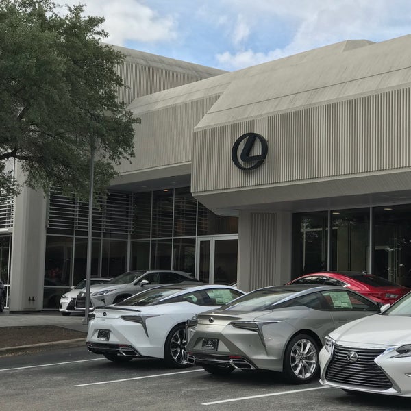 รูปภาพถ่ายที่ Lexus of Austin โดย Tony D. เมื่อ 10/19/2017