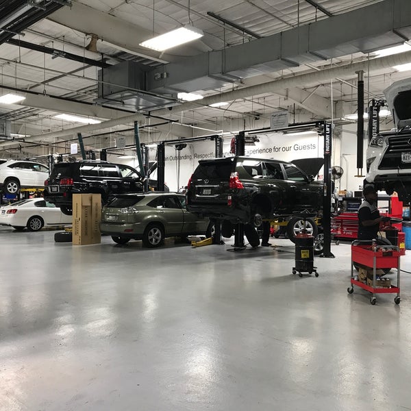 รูปภาพถ่ายที่ Lexus of Austin โดย Tony D. เมื่อ 6/28/2017