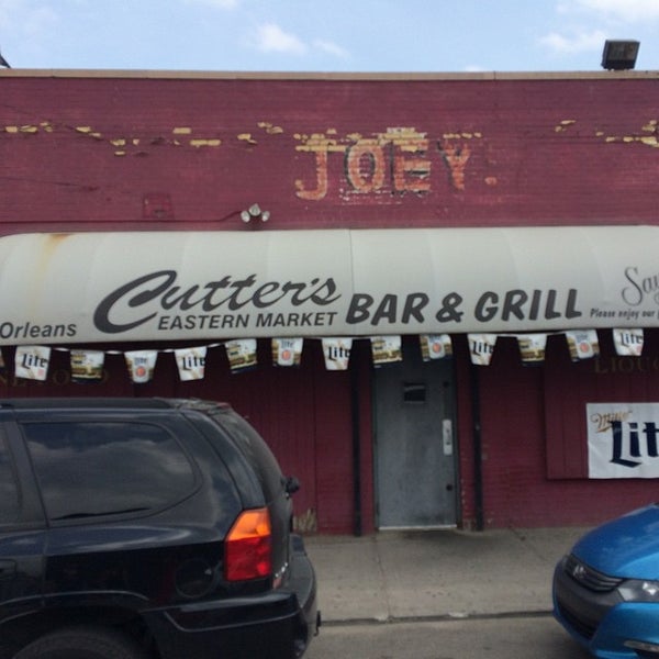 รูปภาพถ่ายที่ Cutter&#39;s Bar &amp; Grill Eastern Market โดย Cary Ann F. เมื่อ 5/9/2015