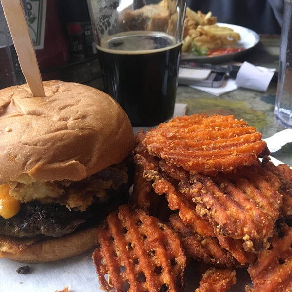 Photo taken at M.L.Rose Craft Beer &amp; Burgers by Cary Ann F. on 1/12/2018