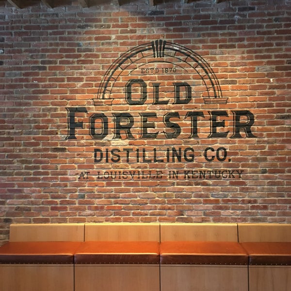 Foto diambil di O﻿l﻿d﻿ ﻿F﻿o﻿r﻿e﻿s﻿t﻿e﻿r﻿ ﻿D﻿i﻿s﻿t﻿i﻿l﻿l﻿ing Co. oleh Cary Ann F. pada 10/12/2018