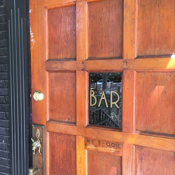 รูปภาพถ่ายที่ The Fox Bar &amp; Cocktail Club โดย Cary Ann F. เมื่อ 8/7/2018
