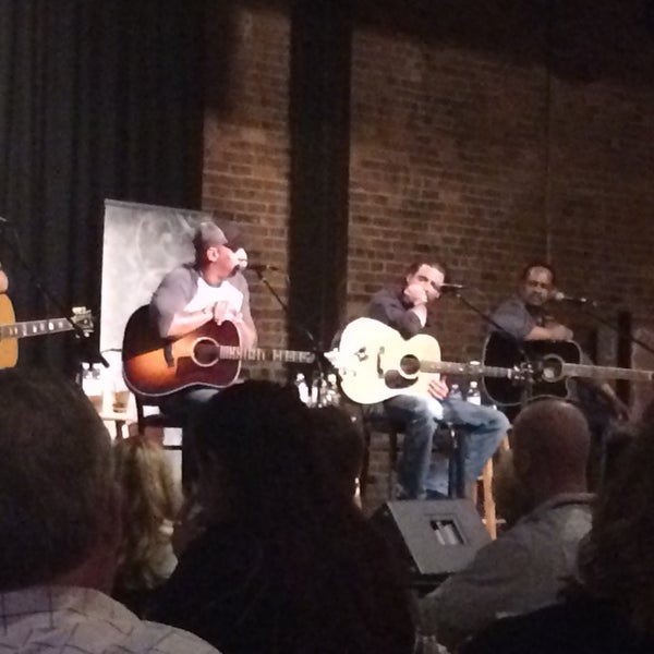 Photo prise au The Listening Room Cafe par Cary Ann F. le3/25/2015