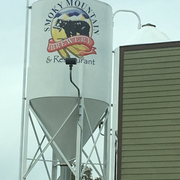 Foto tirada no(a) Smoky Mountain Brewery por Cary Ann F. em 10/25/2018