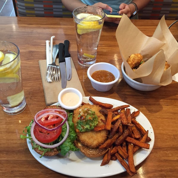 รูปภาพถ่ายที่ Veggie Grill โดย Tina Rae เมื่อ 4/8/2015