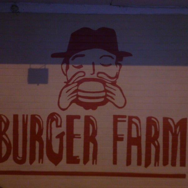 Foto tirada no(a) Burger Farm por 🅰️lexey T. em 10/17/2013