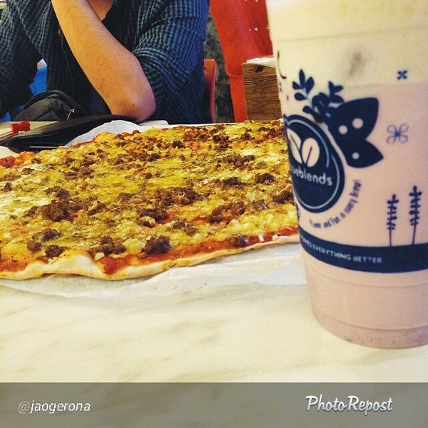 Foto tirada no(a) Calda Pizza por Calda B. em 3/16/2015
