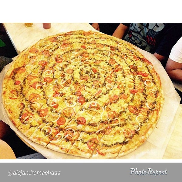 Снимок сделан в Calda Pizza пользователем Calda B. 3/16/2015