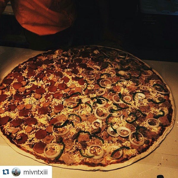 Foto diambil di Calda Pizza oleh Calda B. pada 7/12/2015