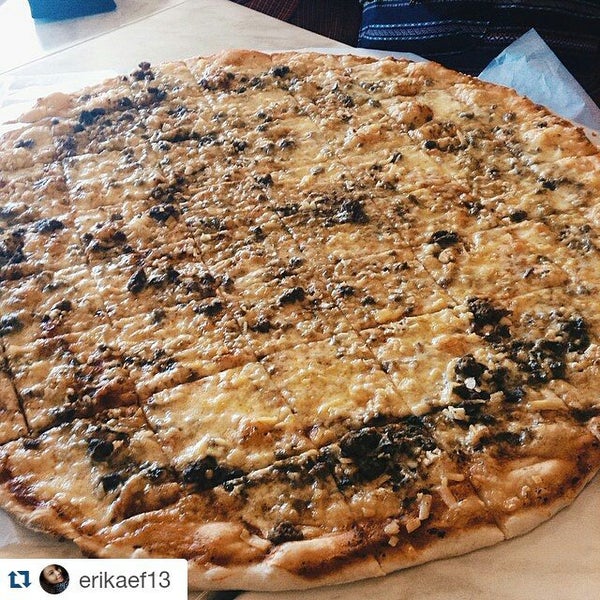 Foto diambil di Calda Pizza oleh Calda B. pada 7/12/2015