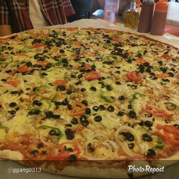 Foto diambil di Calda Pizza oleh Calda B. pada 4/2/2015