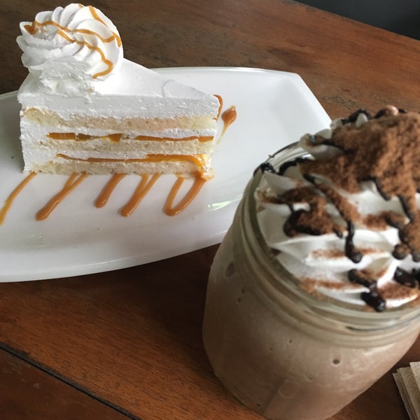 Foto tomada en CAFÉ+ Coffee.Brunch.Dessert  por Mikkaella P. el 1/10/2017