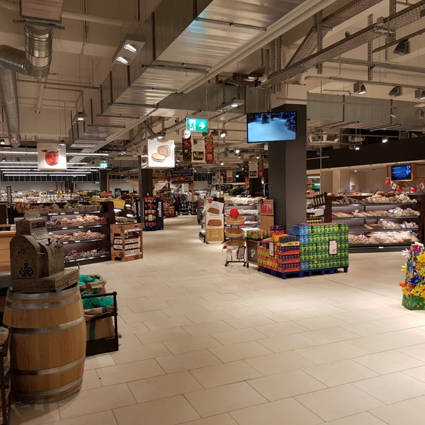 Photo taken at REWE CENTER by Phil v. on 10/12/2017