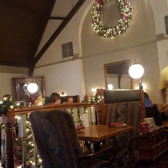 Foto diambil di Freemason Abbey Restaurant oleh Paula L. pada 12/22/2015