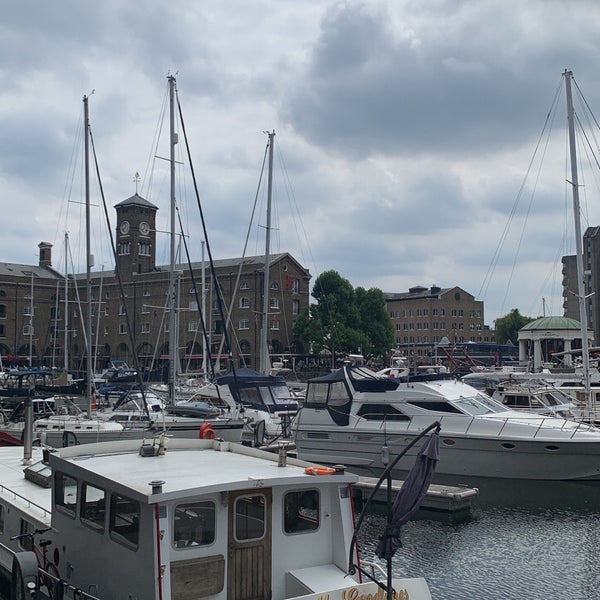 Foto diambil di St Katharine Docks oleh Alaa B. pada 7/21/2022