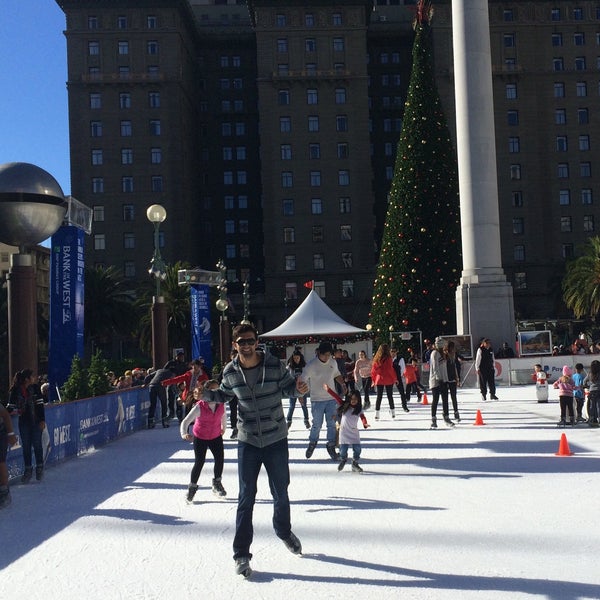 Снимок сделан в Union Square Ice Skating Rink пользователем sina h. 12/26/2015