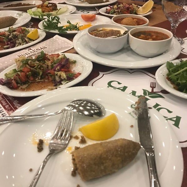 Das Foto wurde bei Çamlıca Restaurant Malatya Mutfağı von Merve K. am 11/13/2020 aufgenommen