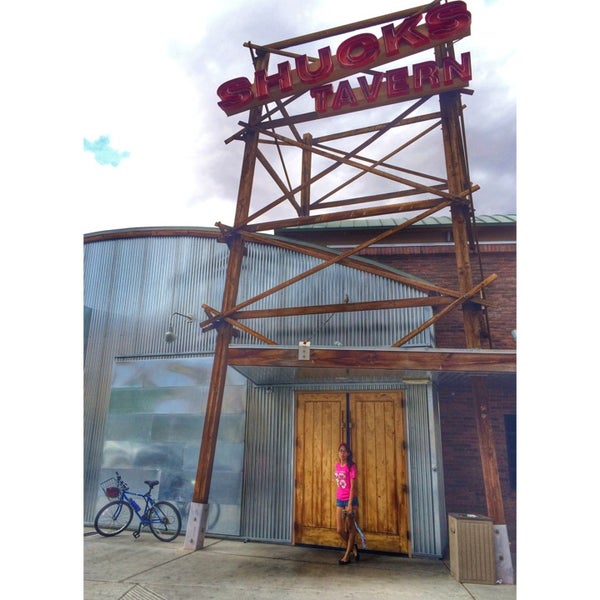 8/21/2014 tarihinde Alex R.ziyaretçi tarafından Shucks Tavern &amp; Oyster Bar - Durango Rd'de çekilen fotoğraf