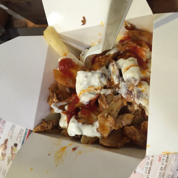 Foto diambil di Mr. Kebab Itaewon Halal Food oleh Roziana m. pada 10/23/2015