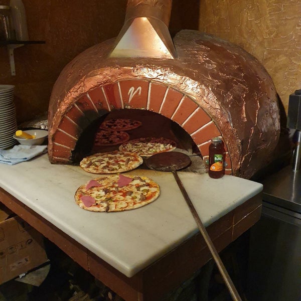 Her ne kadar Napolide yediğim pizzaların yerini tutmasa da gayet iyiydi pizzaları ben 4 peynirlisini yedim. Üzerine fesleğen süper yakışıyor. Şarap seçenekleri bol ve fiyatlar iyi👍