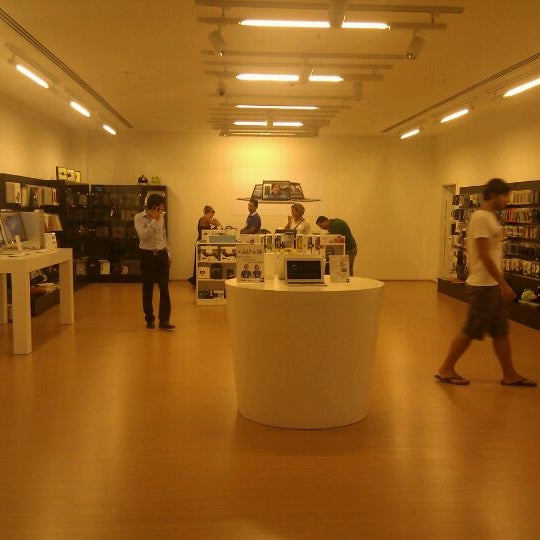 Photo taken at Baylan Apple Authorized Store by ibrahim K. on 9/16/2011