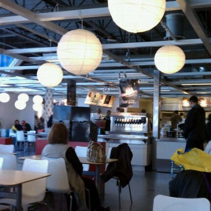 Foto tirada no(a) IKEA Pittsburgh Restaurant &amp; Cafe por Jennifer T. em 12/29/2010