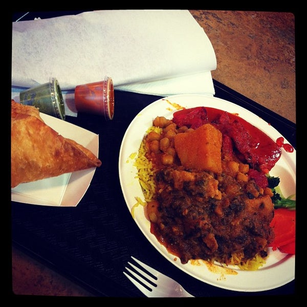 Снимок сделан в Wazwan Indian Cuisine пользователем Brittany K. 1/28/2012